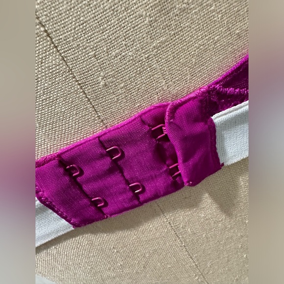 EUC Victoria’s Secret wireless bra, size 36D. - Picture 11 of 12